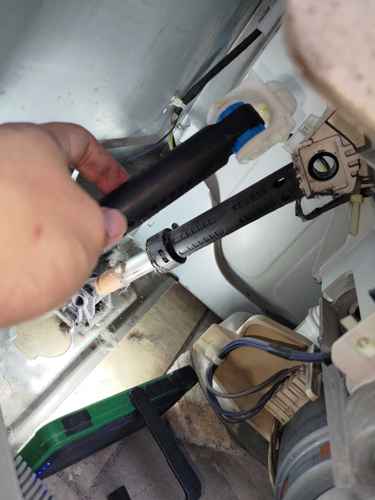 這部惠而浦TDLR系列上置式洗衣機為何每次洗衣都移位？從避震器鬆動到平穩的祕訣 🔍