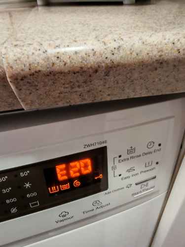 這部Zanussi ZWH系列洗衣機因清潔劑殘留導致E20故障？師傅「啤水」拆解堵塞一幕 🔍