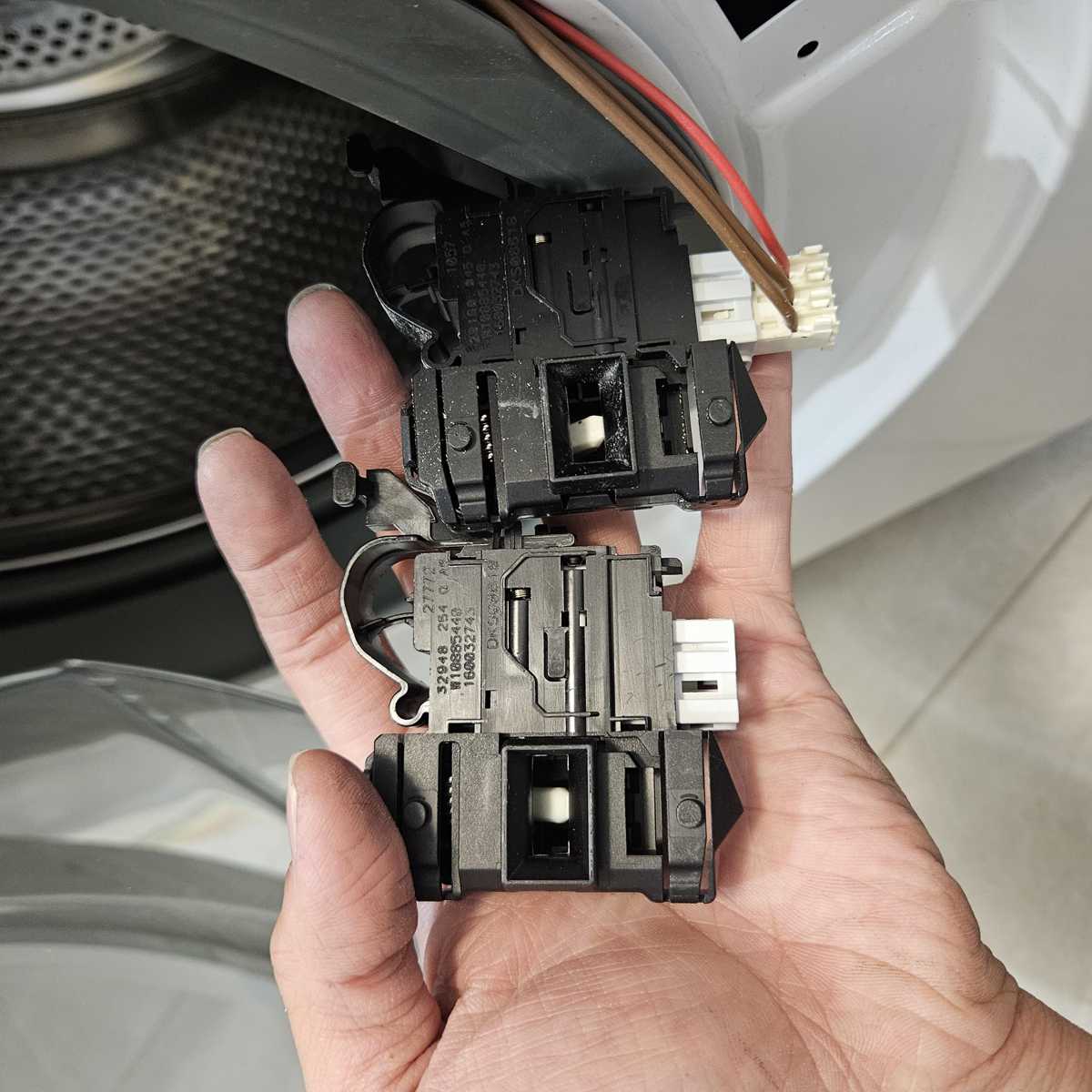 這部惠而浦WFCR系列洗衣機F06故障提醒：門鎖掣老化不可輕忽🔍