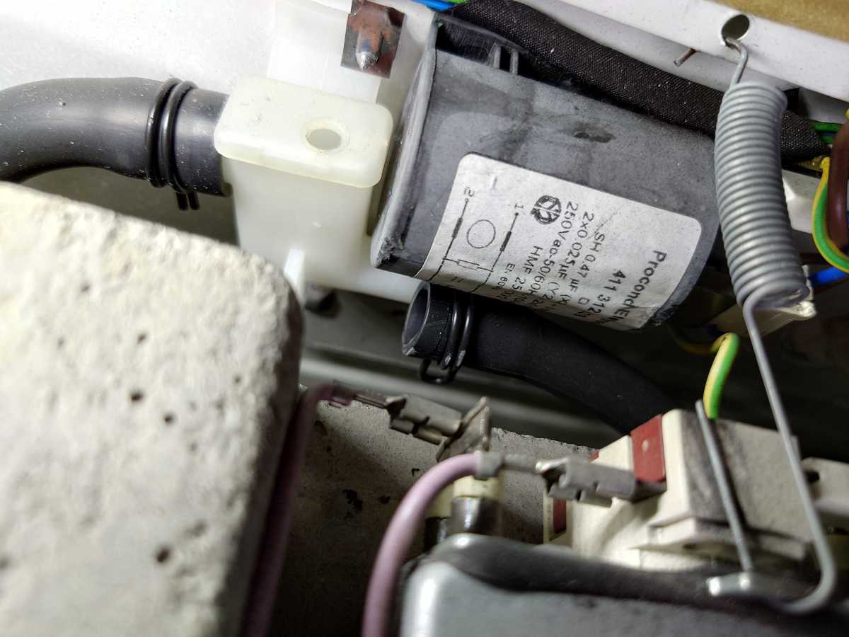 拆機後找出漏水真相：這部Gorenje WDI系列洗衣機烘乾喉管鬆脫 💡