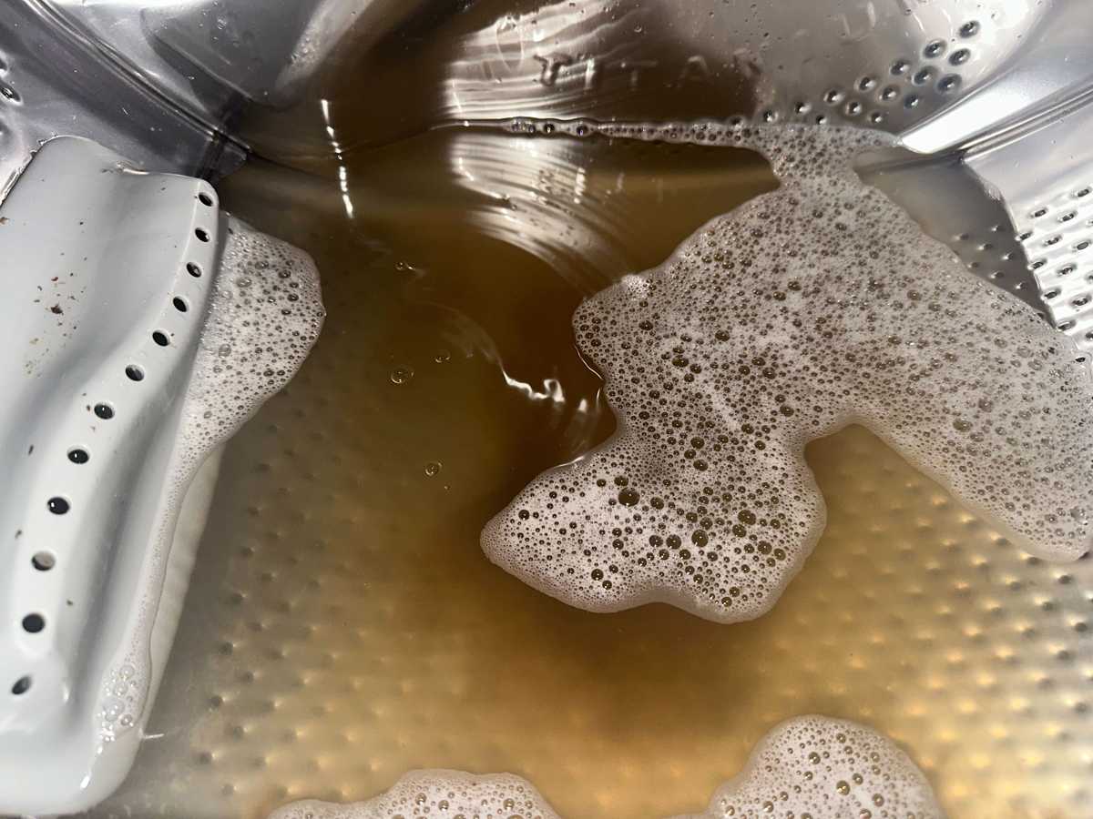 異味之謎？清洗專員在陳先生家清理這部Whirlpool前置式洗衣機🦠