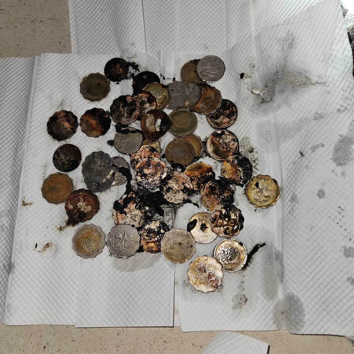 千枚硬幣卡死排水系統：這部Candy CDB系列前置式洗衣機E03故障碼現場拆機報告 🪙