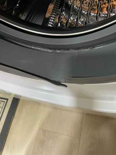 這部Whirlpool FRAL系列洗衣機洗衣時水花飛濺，竟是門膠邊裂痕 💧