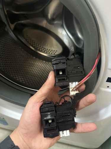 客人取出被困衣物，這部惠而浦WFCR系列洗衣機F06門鎖掣如何因潮濕失效？🌿