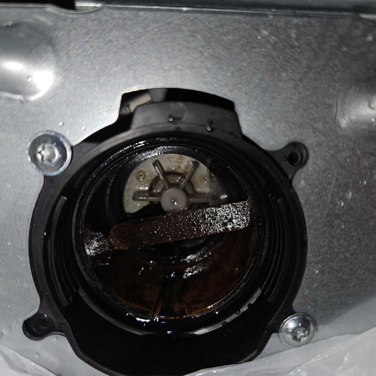 打開排水濾器，這部西門子WK系列洗衣機E06竟藏滿髮夾與雪條棍🔎