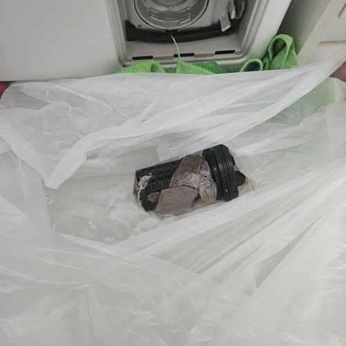 這部LG洗衣機F12085V2W因色吸紙與鈕扣堵塞亮起0E，師傅現場復原 🧺