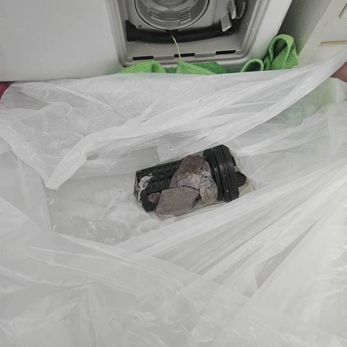 這部LG洗衣機F12085V2W因色吸紙與鈕扣堵塞亮起0E，師傅現場復原 🧺