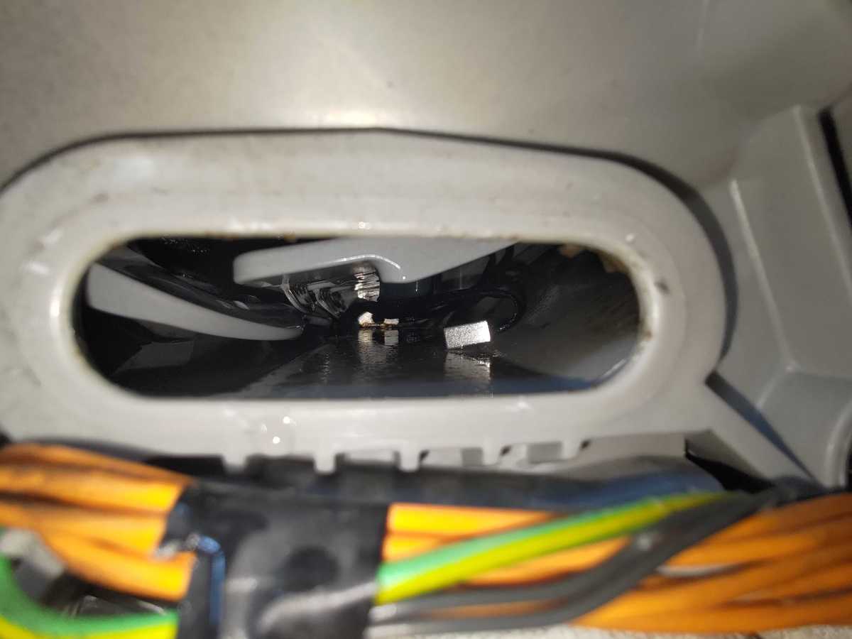 這部Zanussi ZWQ系列洗衣機內膽門竟反開卡住？藏在縫隙的褲頭帶惹禍 🧩