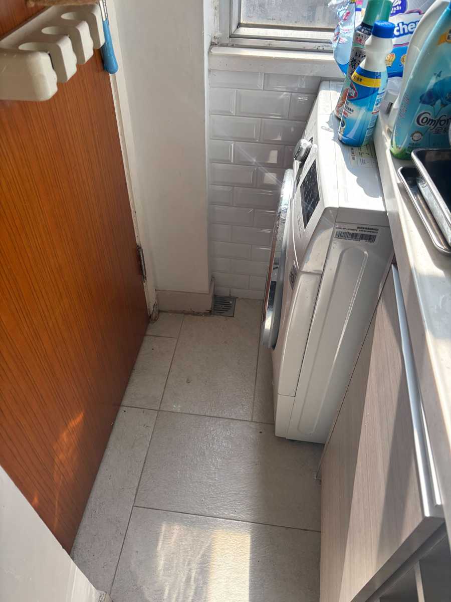 狹小租屋中，師傅如何在這部LG WFCT系列洗衣機更換排水泵💧