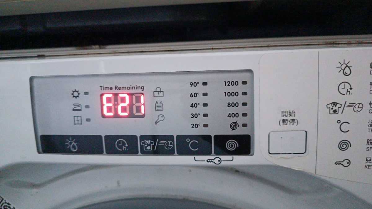 這部Whirlpool WWPU系列洗衣機按下程序鍵瞬間跳E21？線路斷裂背後故事 🤔