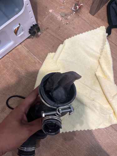 租客退租後才知這部Philco PV系列前置式洗衣機積水不排水？竟是7張吸色紙卡住排水管😲