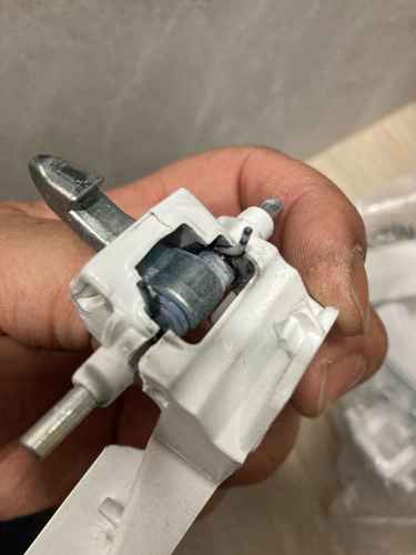 衣服困機兩天霉味難耐🤢這部Zanussi ZWF系列洗衣機門把手斷裂後的現場開門救援