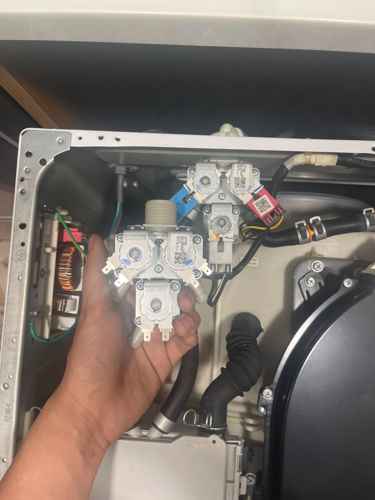 客人疑惑：這部LG WFCT系列洗衣機關機也漏水？師傅檢查鎖定入水掣故障🎯