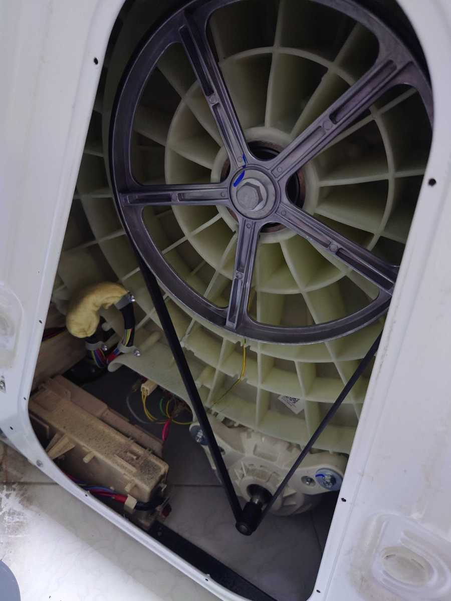這部惠而浦FRAL系列洗衣機清洗窗簾後突然不轉動？師傅現場揭露斷裂皮帶真相🔎