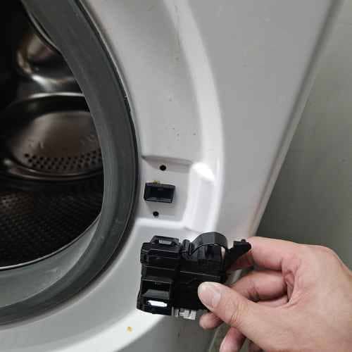 省去六樓搬運煩惱，這部Whirlpool WFCR系列洗衣機F06門鎖修復後日常回歸😊