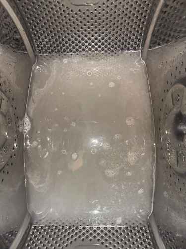 屋主梁先生無法卸下的困擾：這部惠而浦上置式洗衣機的洗衣粉堆積🧽