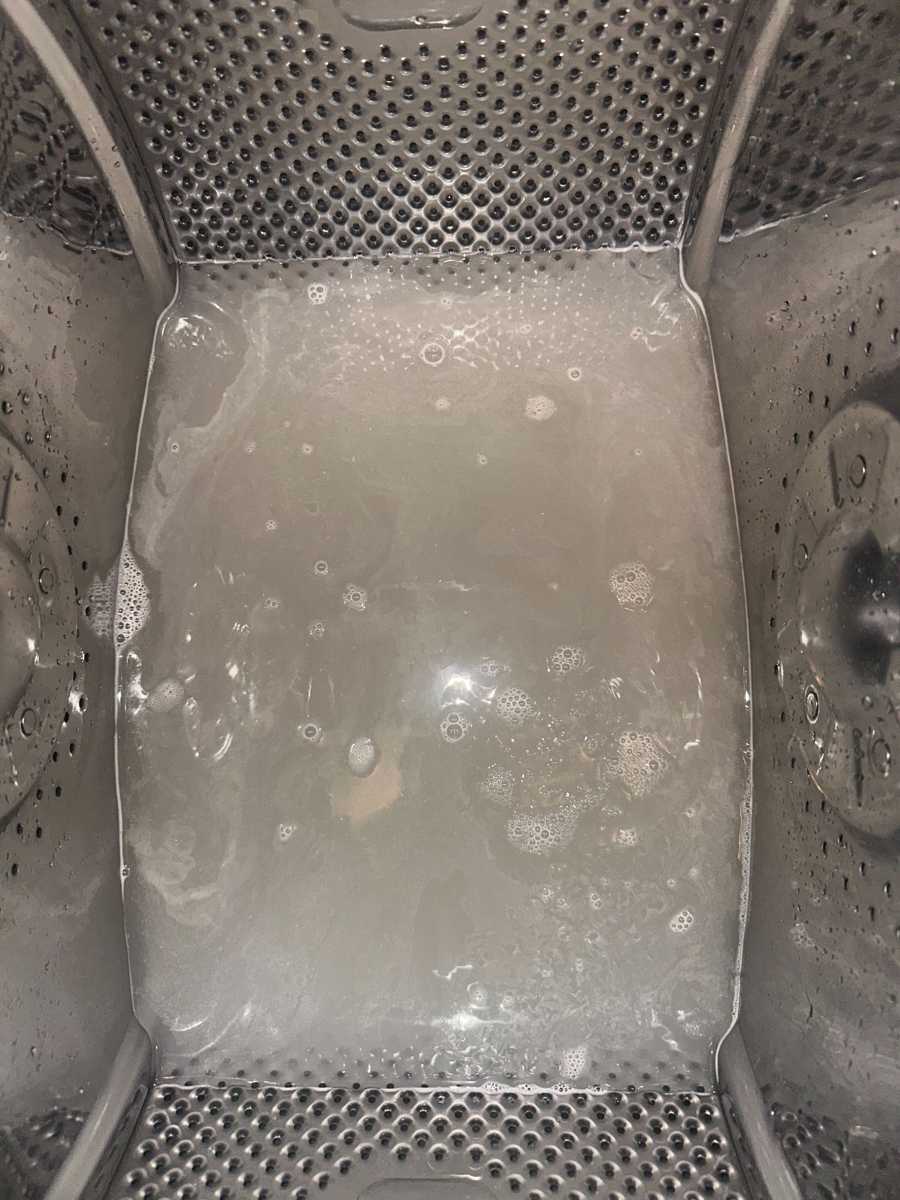 屋主梁先生無法卸下的困擾：這部惠而浦上置式洗衣機的洗衣粉堆積🧽