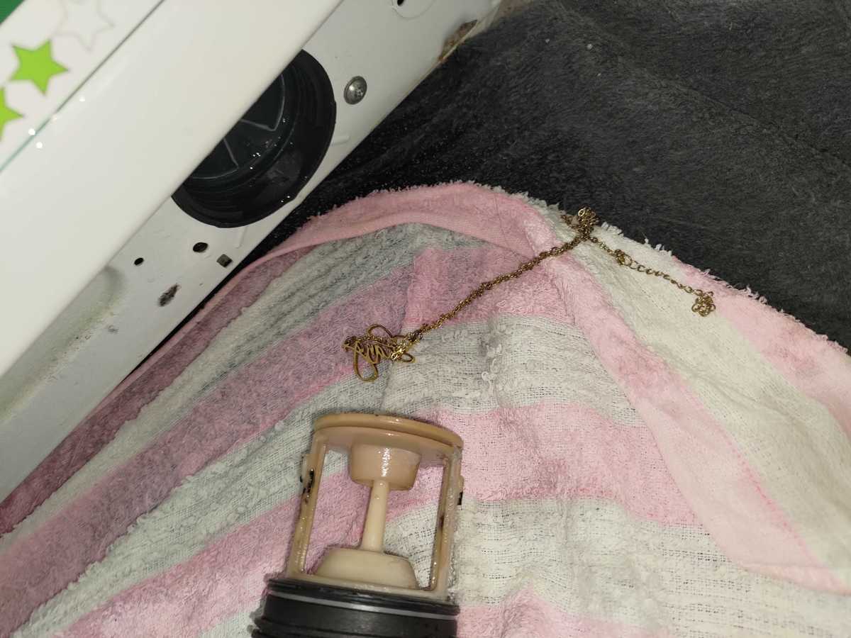 過濾器竟藏頸鏈與硬幣，這部惠而浦AWC系列洗衣機無法排水真相🔍