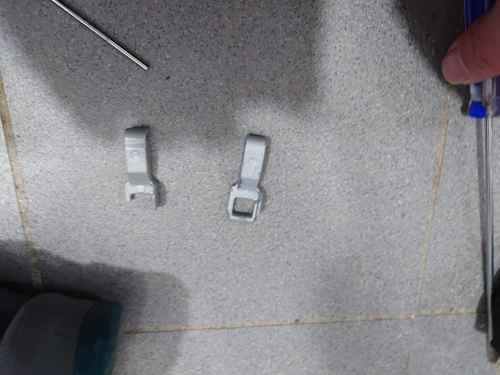 這部LG前置式洗衣機門鎖掣老化卡死，衣服被困機內 😯