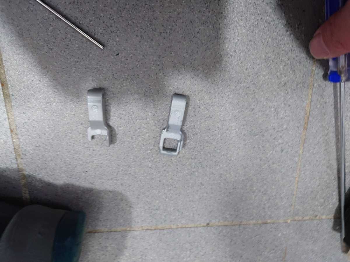 這部LG前置式洗衣機門鎖掣老化卡死，衣服被困機內 😯