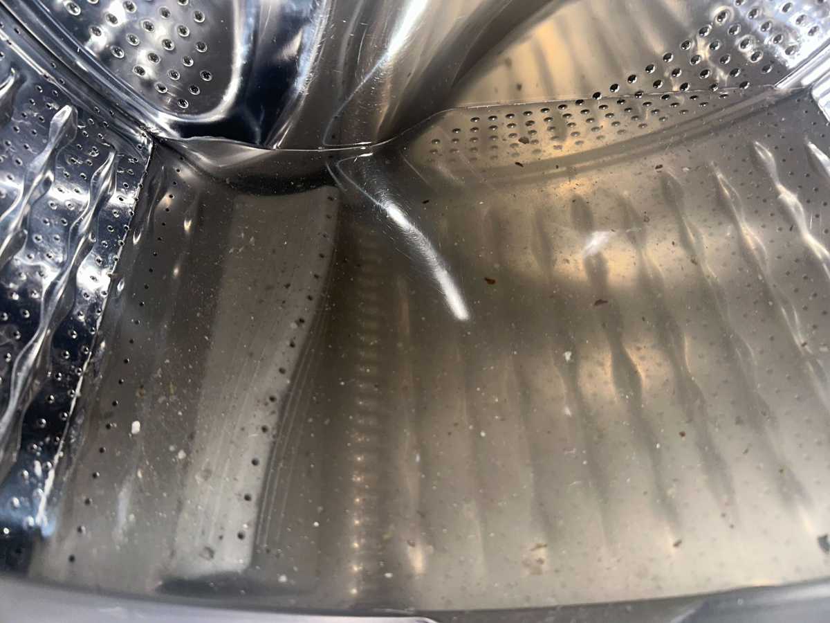 搬新屋驚遇霉臭，清洗專員拯救這部Whirlpool前置式洗衣機🦠
