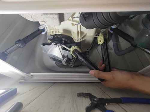 這部惠而浦AWC系列洗衣機脫水時想逃離廚房？揭示避震器老化元凶🔎
