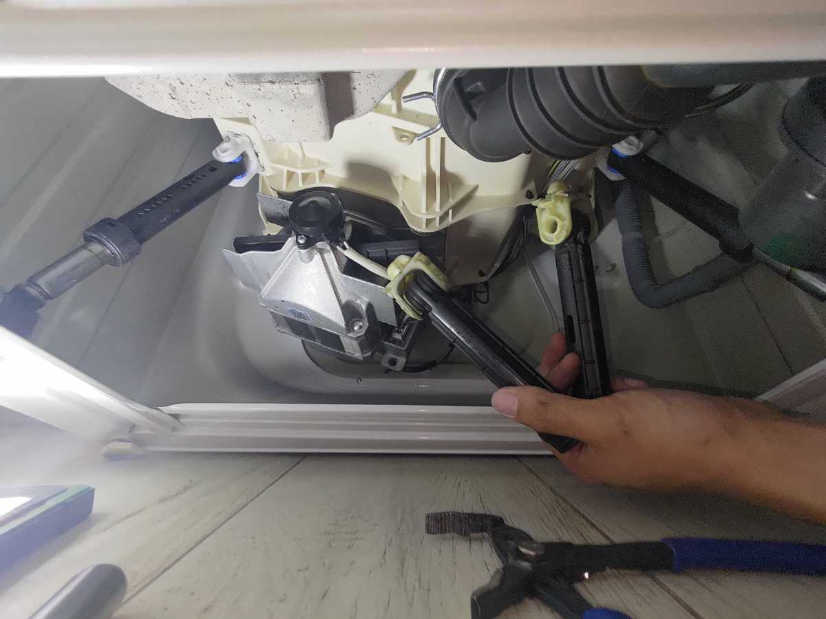 這部惠而浦AWC系列洗衣機脫水時想逃離廚房？揭示避震器老化元凶🔎