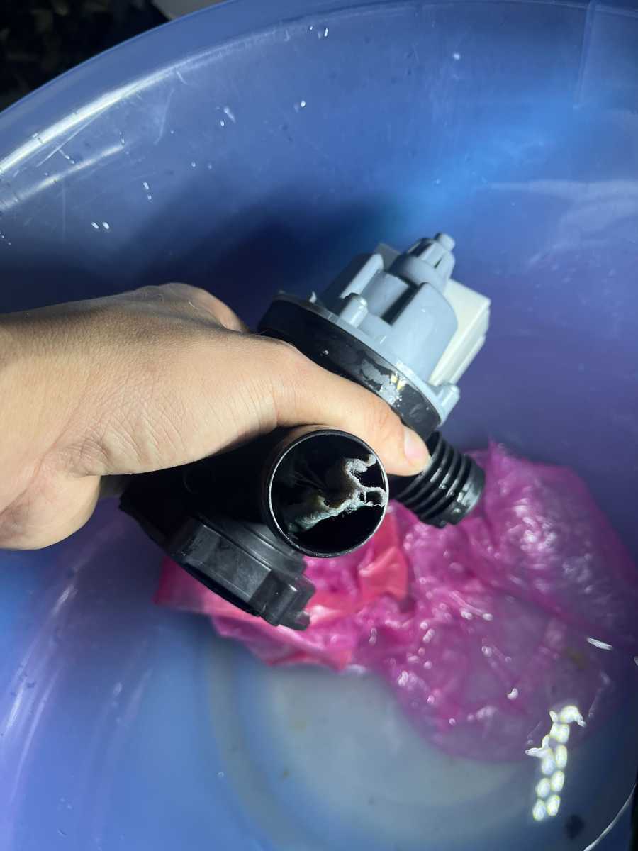 校服泡水鎖死門，這部依達時EWSD系列洗衣機出現F05故障怎麼解？😰