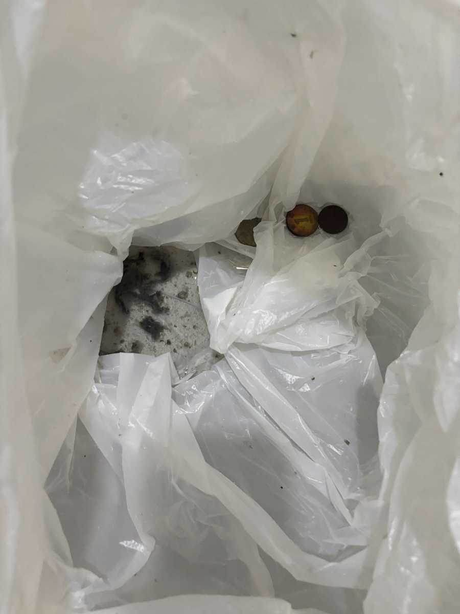 這部日立NW系列洗衣機洗完衣服仍濕答答？師傅拆機竟發現硬幣卡住排水喉 🪙