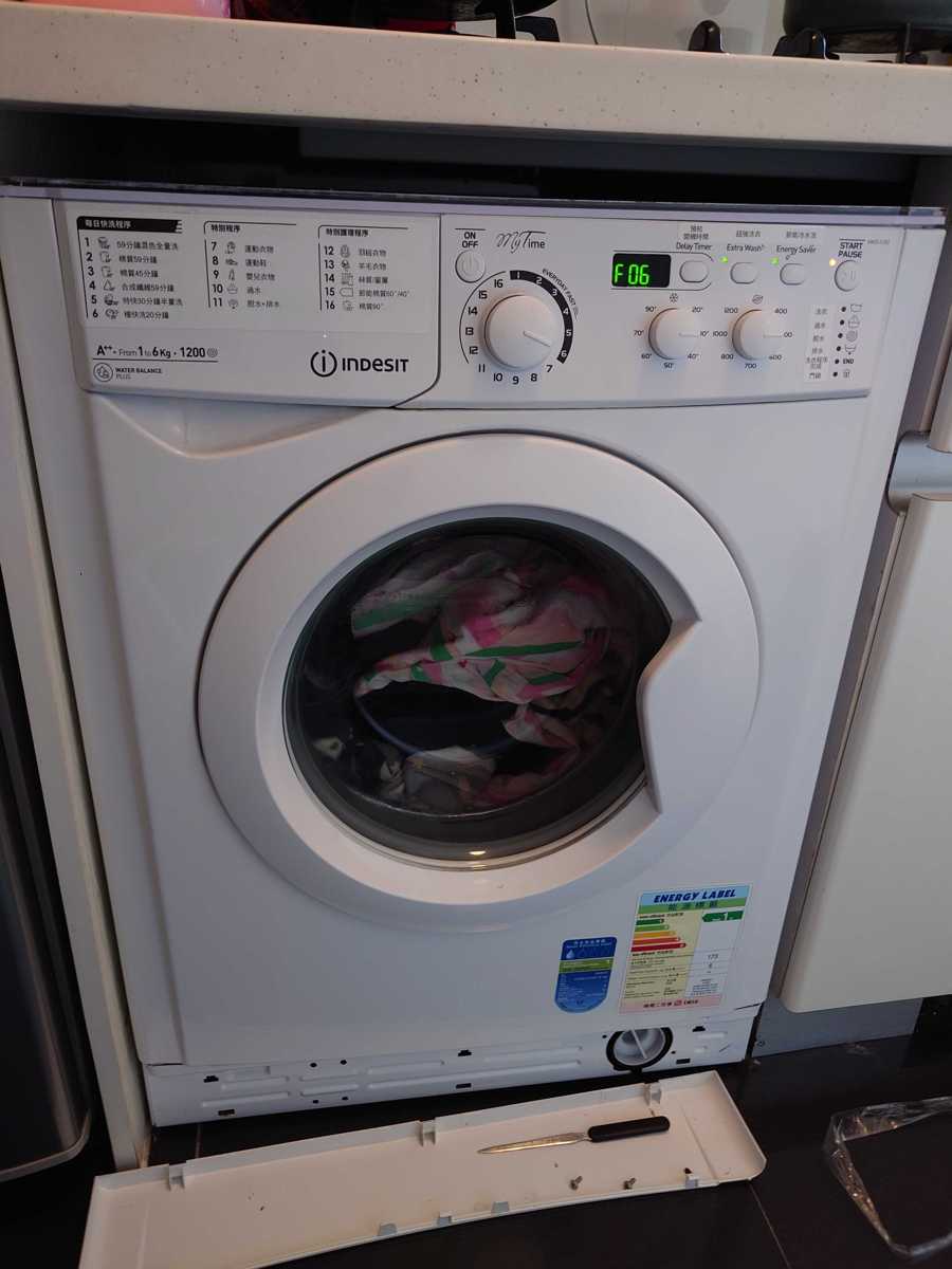 衣服像小動物被困裡面：這部Indesit EWSD系列洗衣機F06門鎖故障處理🗝️