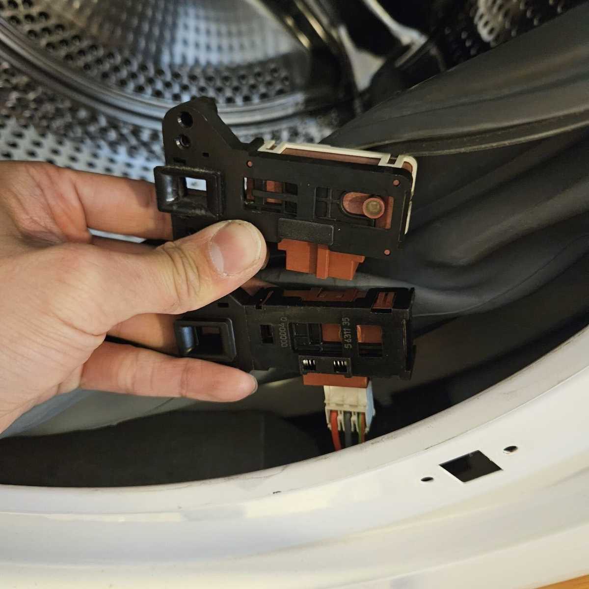 燈號亂閃、無法入水，這部Philco PW系列洗衣機如何靠門鎖更換重回運轉🎯