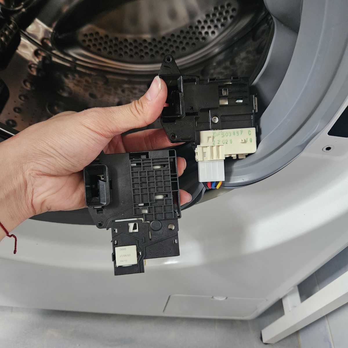 門怎麼關都聽到「噠噠」？這部LG FC系列洗衣機的dE2解決過程 🤔