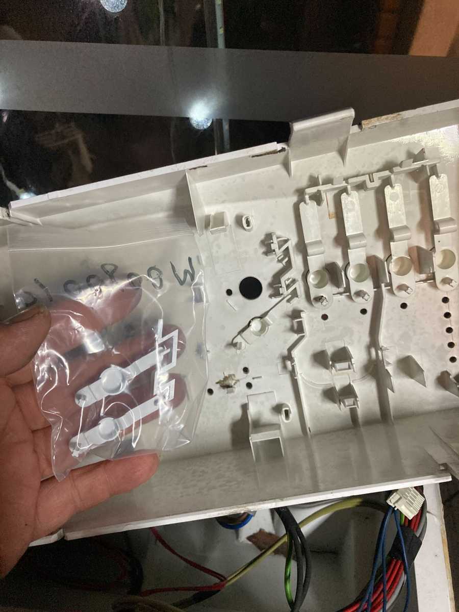 露台日曬致使開始按鈕凹陷失靈，師傅現場換新這部惠而浦AWE系列洗衣機 🌞