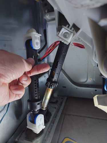 為何這部Indesit TIDW系列洗衣機洗衣時像跳舞？換避震器後重獲寧靜 🤔
