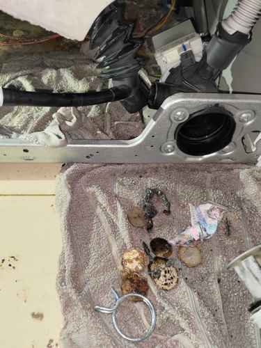 這部西門子WU系列洗衣機漏水案例：口袋遺留硬幣如何致喉管破洞 🧦