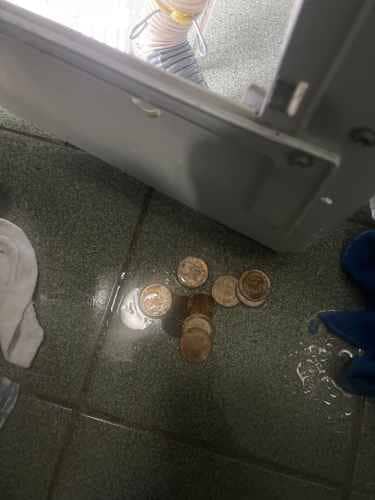 這部Hitachi NW系列洗衣機排水燈忽閃？師傅現場竟清出十枚活門銀仔 🪙