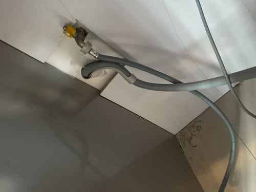 外國租客客廳水浸：這部西門子WM系列洗衣機細微角度導致漏水🔍