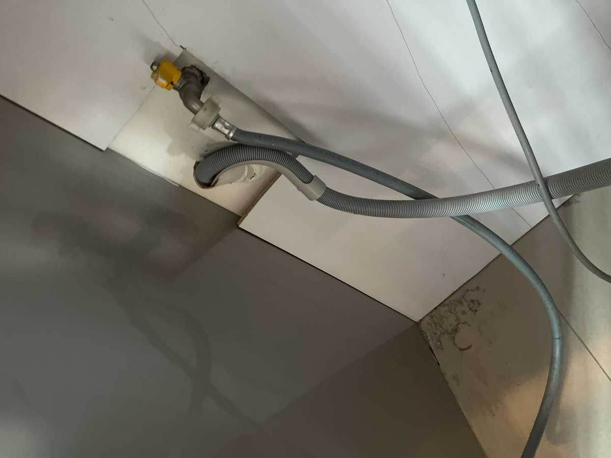 外國租客客廳水浸：這部西門子WM系列洗衣機細微角度導致漏水🔍