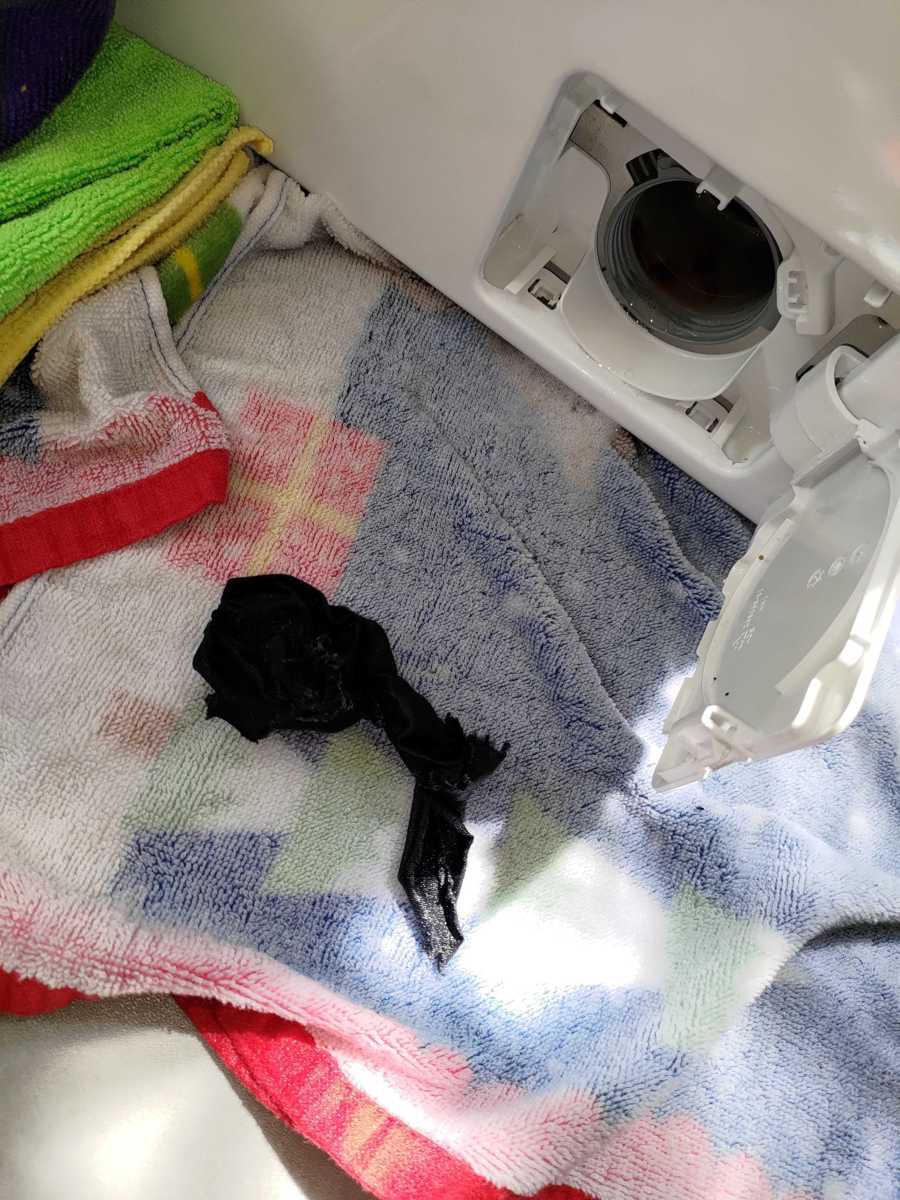 洗到一半積水不退！這部Fortress FW系列洗衣機排水泵被爛布卡住🧵