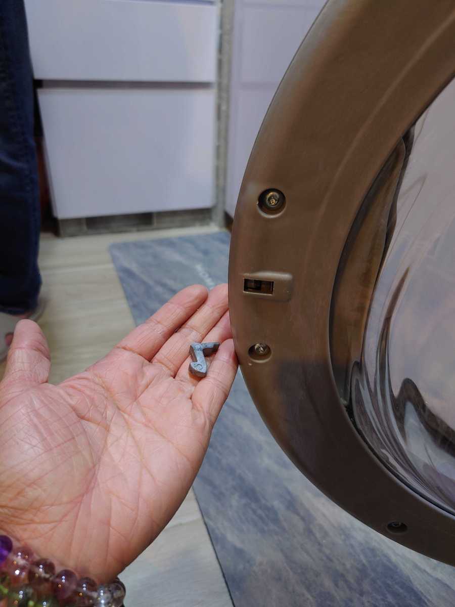 這部Zanussi ZWSH系列洗衣機門勾這個關鍵部件，為何在解鎖後瞬間斷裂？🔎