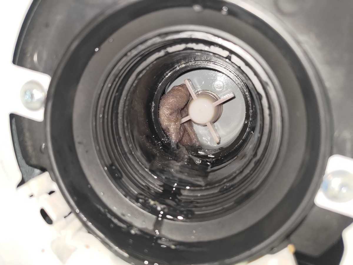 這部Whirlpool AWE系列洗衣機Clean Pump燈號閃爍，吸色紙卡住排水泵？🧐
