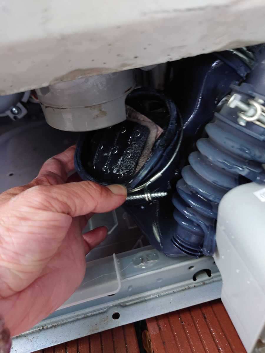 這部Zanussi ZWH系列洗衣機E20停機，師傅清理堵塞並更換排水泵全過程⚙️