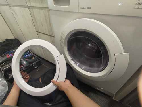 租屋初見裂縫：這部西門子 WD系列洗衣機門框竟突然下墜 😨