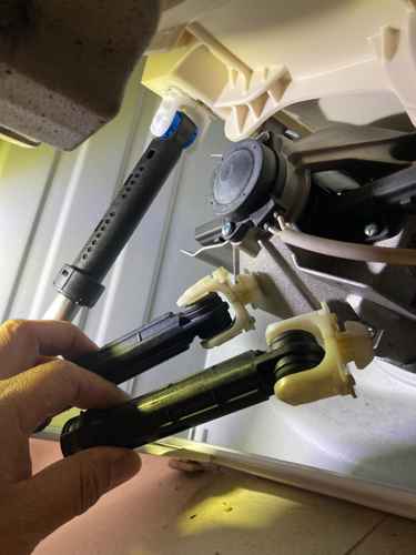 這部惠而浦AWC系列洗衣機排水時地板濕透？避震器失效＋內喉管鬆脫解密🔍