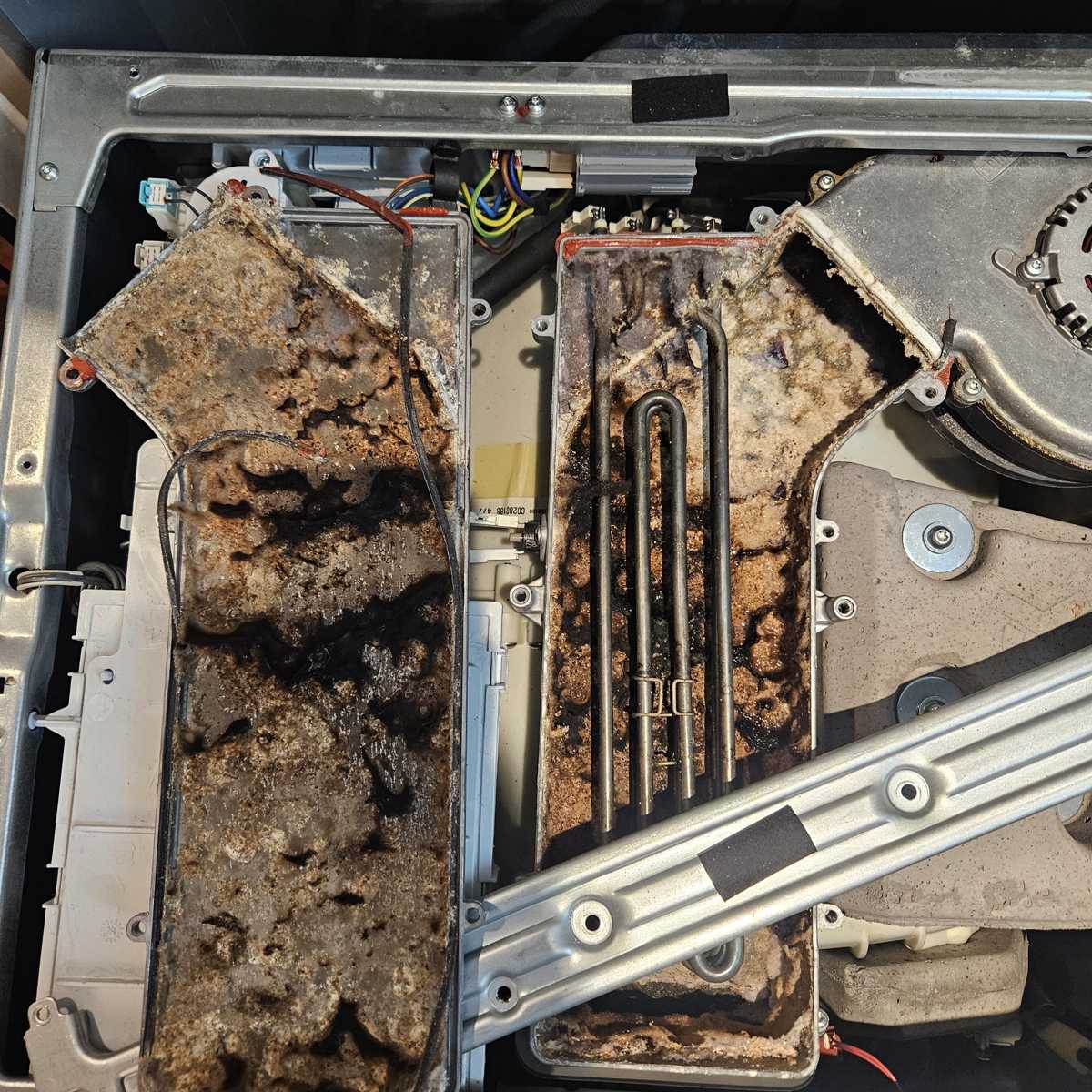 這部西門子WK系列洗衣機烘乾時不出風，塵埃堆積引發風鼓摩打故障🌀