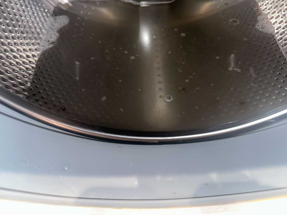 衣服總黏黑色碎屑？清洗專員揭開這部Whirlpool前置式洗衣機內的秘密🦠