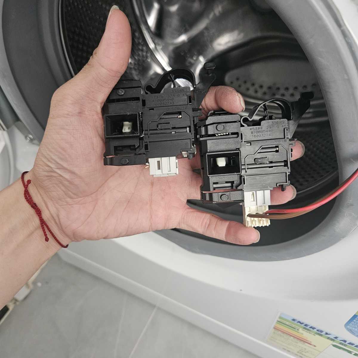 洗衣完卻打不開門！這部Indesit EWD系列洗衣機門鎖掣現場處理步驟 🗝️