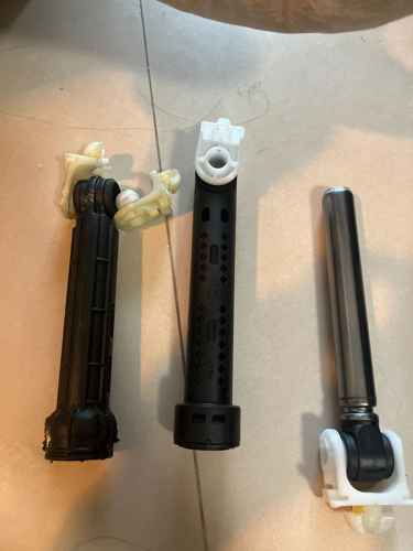 這部惠而浦AWC系列洗衣機為何在廚房櫃底狂跳？一場現場避震器更換故事 🔩