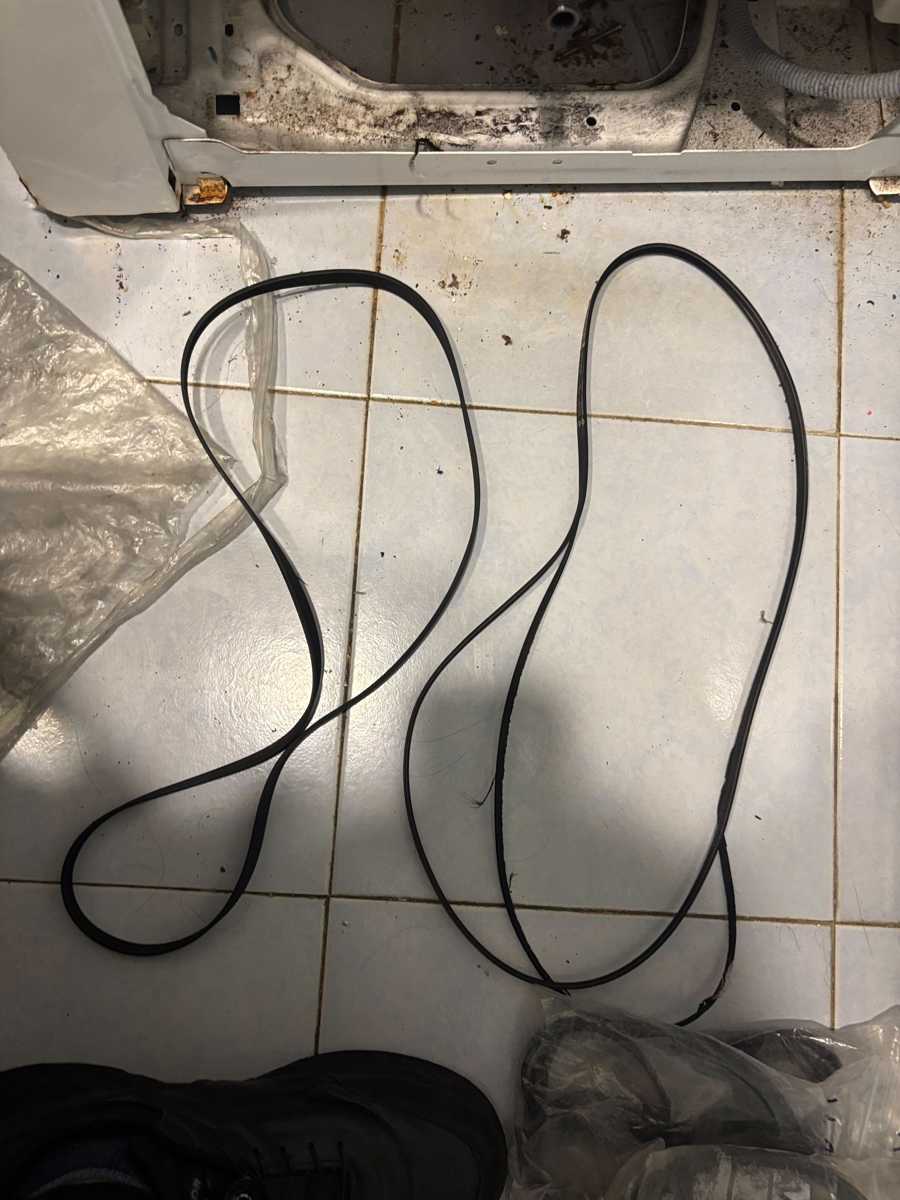 一位客人洗衣量過少，竟讓這部白朗BT系列洗衣機皮帶脫落💡