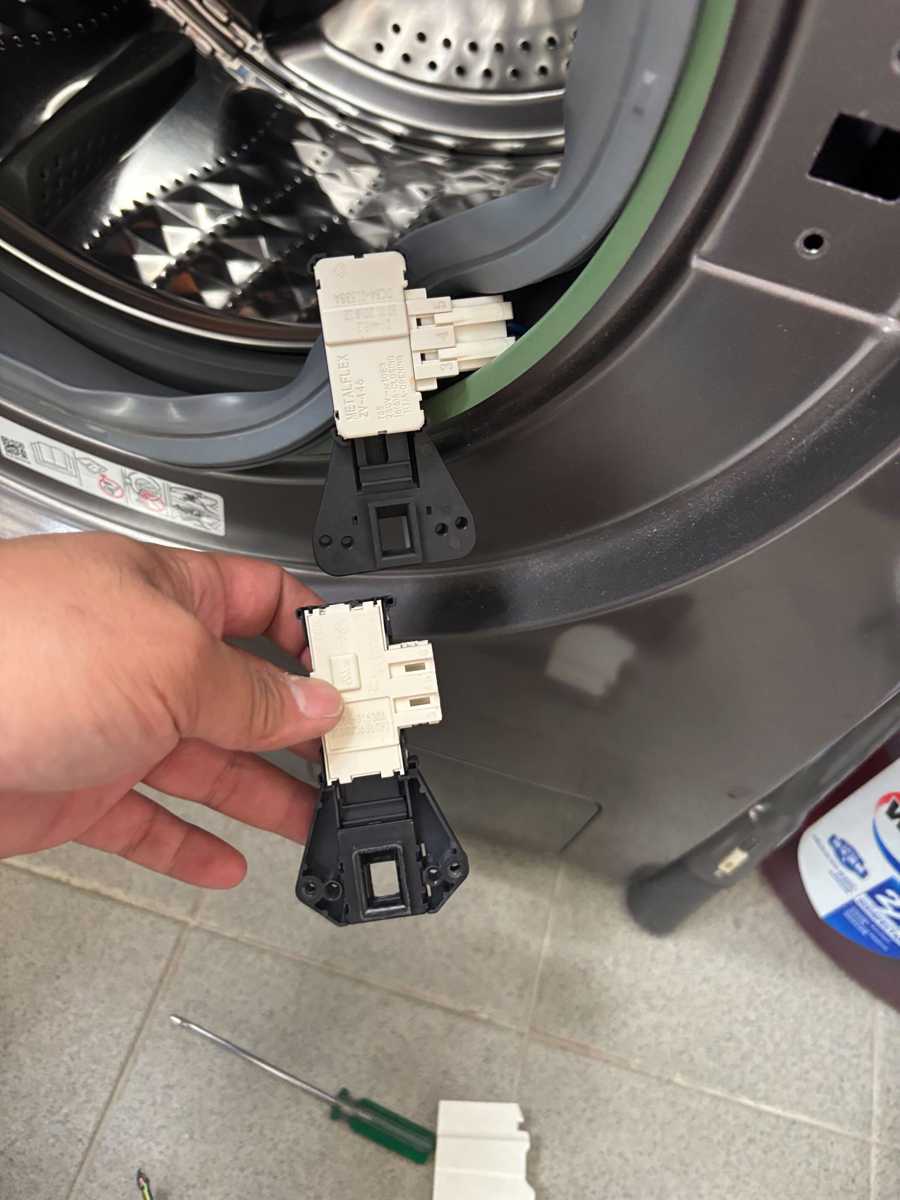 這部Samsung WW系列洗衣機突然停擺，螢幕亮起dC故障碼，現場更換門鎖掣重啟運轉🔑